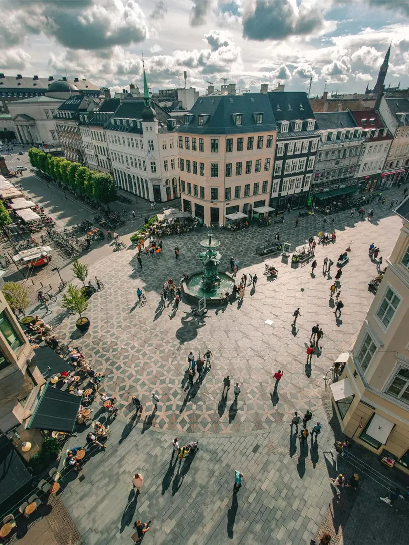 Fugleperspektiv af strøget og storkespringvandet i København