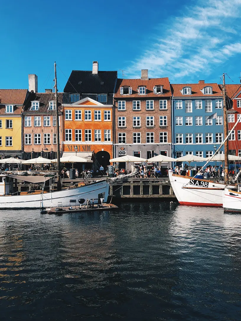 En gruppe både lagde til i en havn i København.
