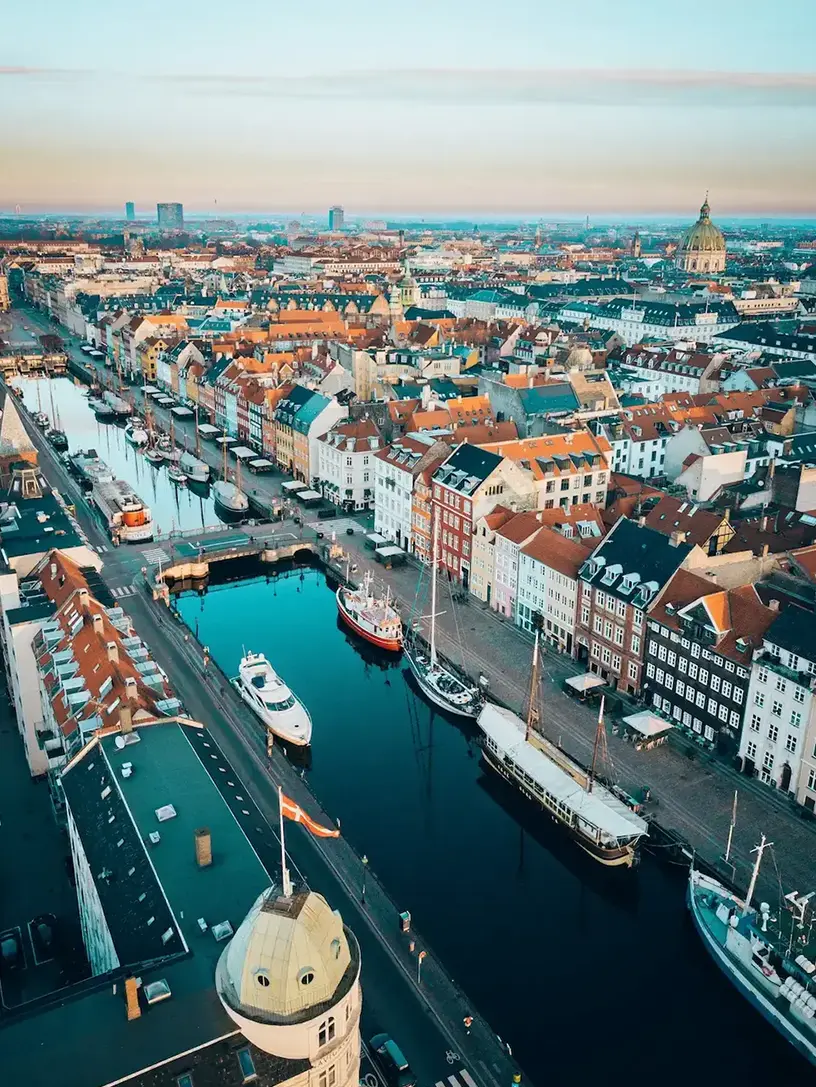 En luftfoto af København, der viser dens arkitektoniske skønhed og byudvikling.