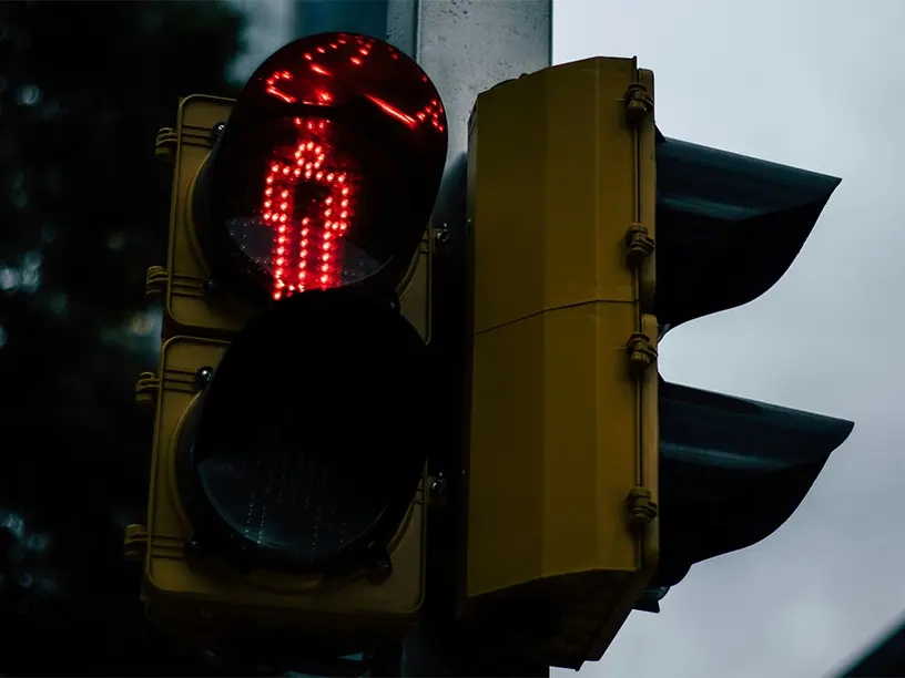 Et rød lyskryds som signalere at en høj gældsfaktor sætter en stopper for mange ting