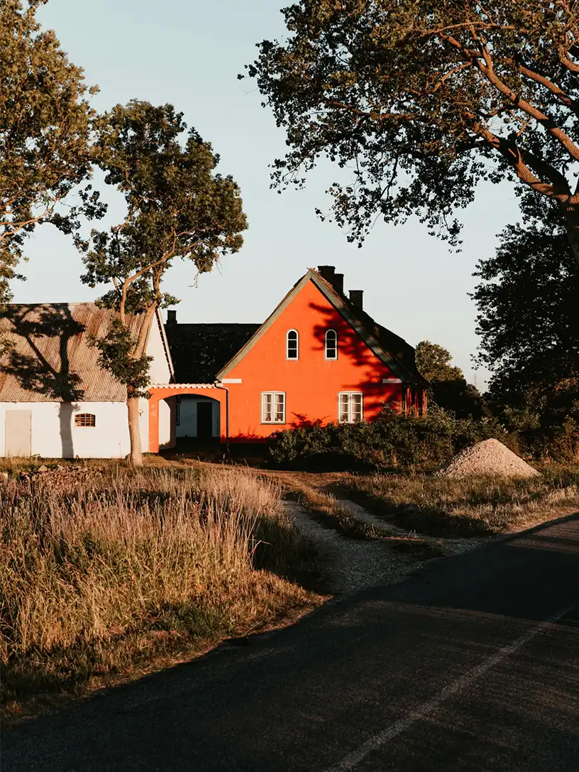 Et fredeligt beliggende rødt hus som er en del af en mellemfinansierng